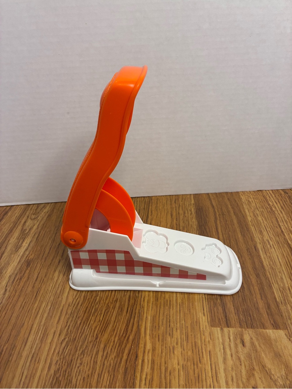 Vintage 1998 Hasbro Play-Doh Fun Factory Extruder Orange Cookie Cutter Toy.